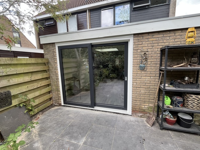 Zwarte schuifpui en raampartij in aanbouw