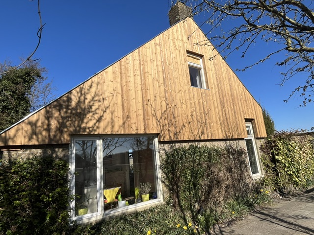 Houten gevelbekleding en timmerwerk aan een woning