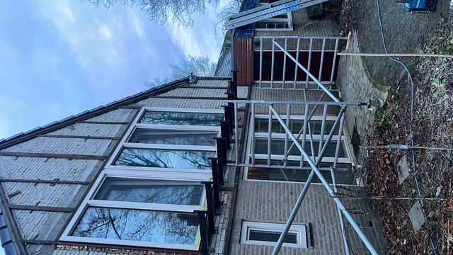 Verbouw Drachten — Keralit rabat, zinken goten en balkonhek — foto 6
