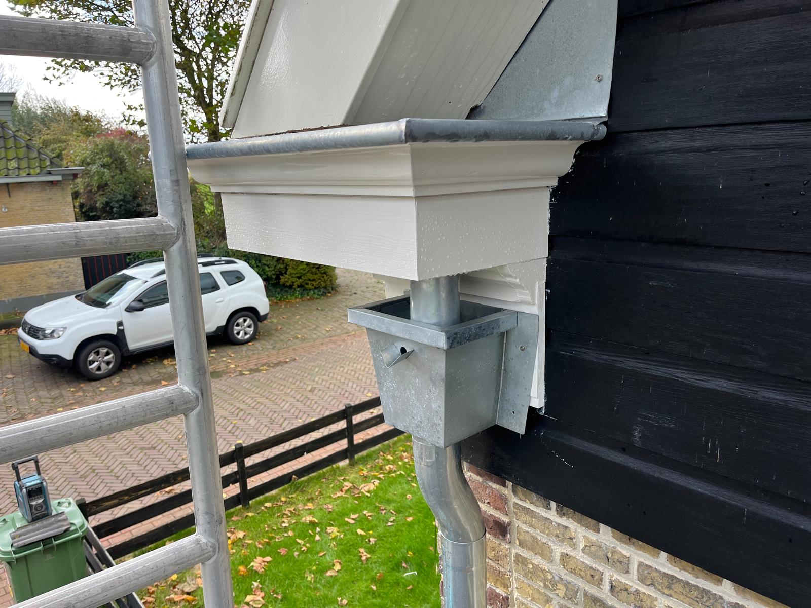 Nieuw geplaatste dakgoot met regenafvoer