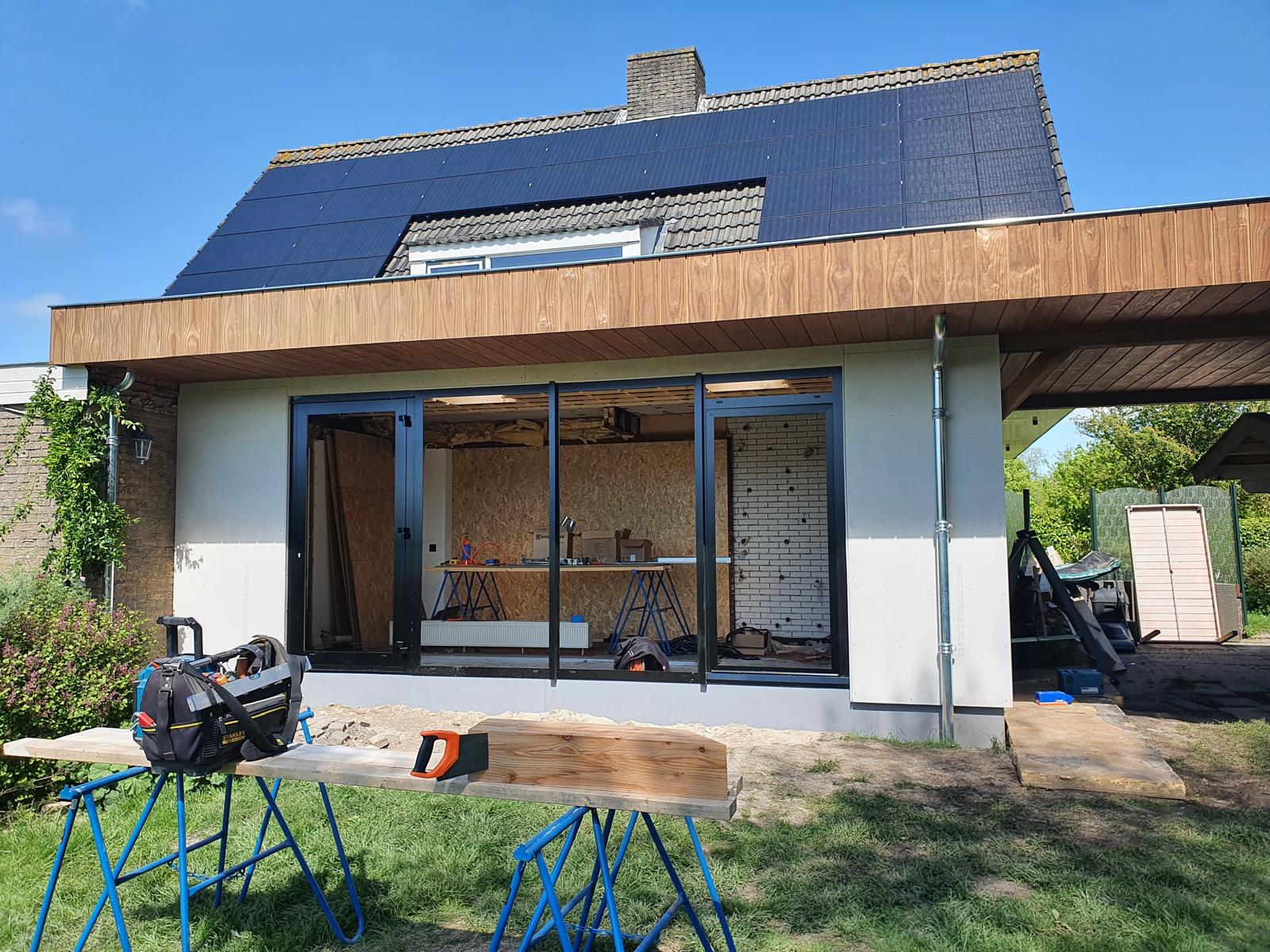 Moderne aanbouw met grote kozijnen