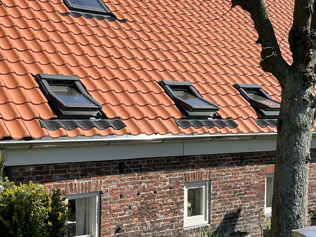 Velux dakramen in een hellend pannendak