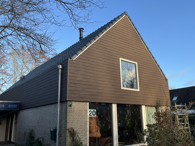 Nieuwe houten gevelbekleding aan een woning