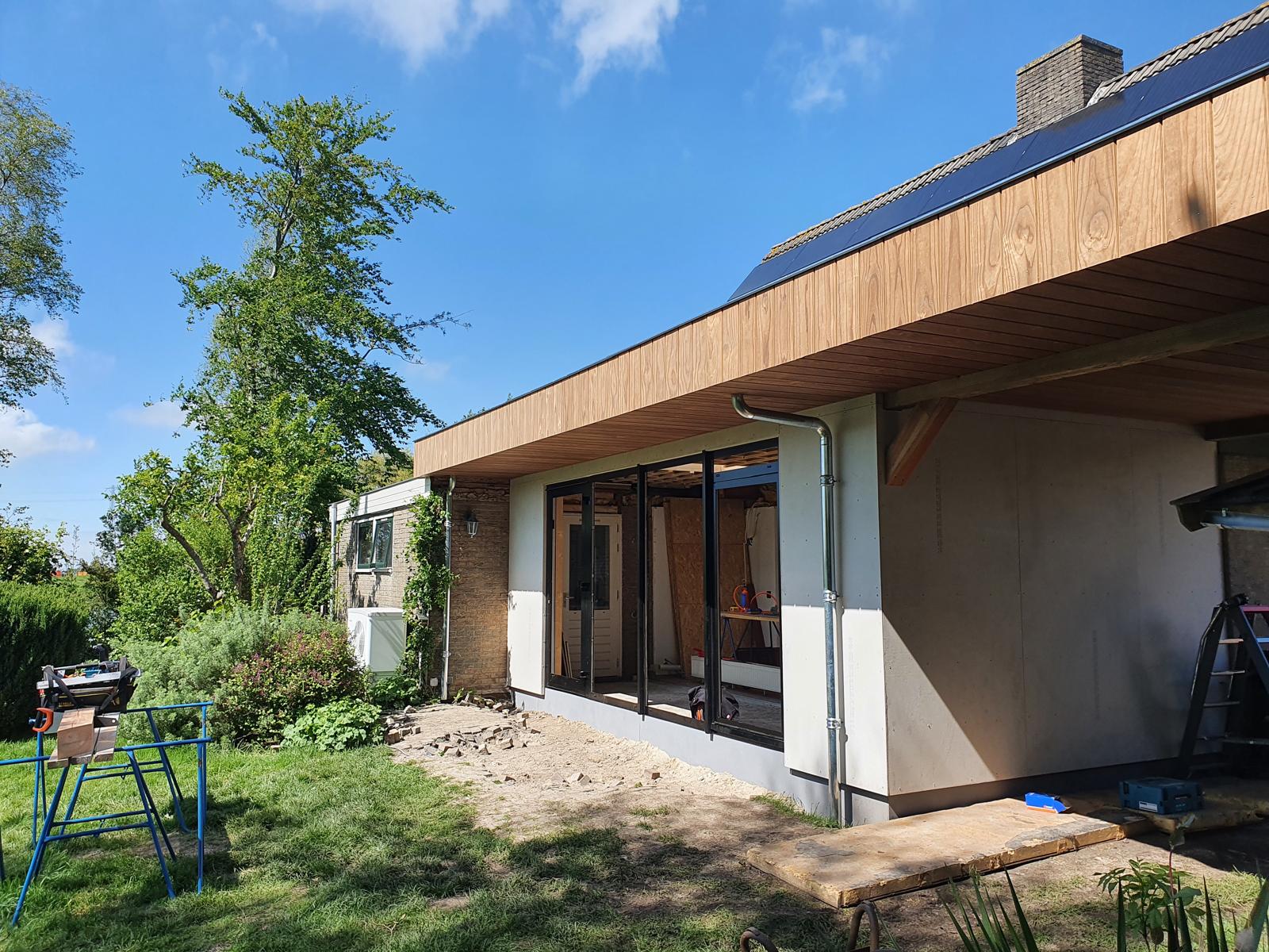 Moderne aanbouw met grote raampartij