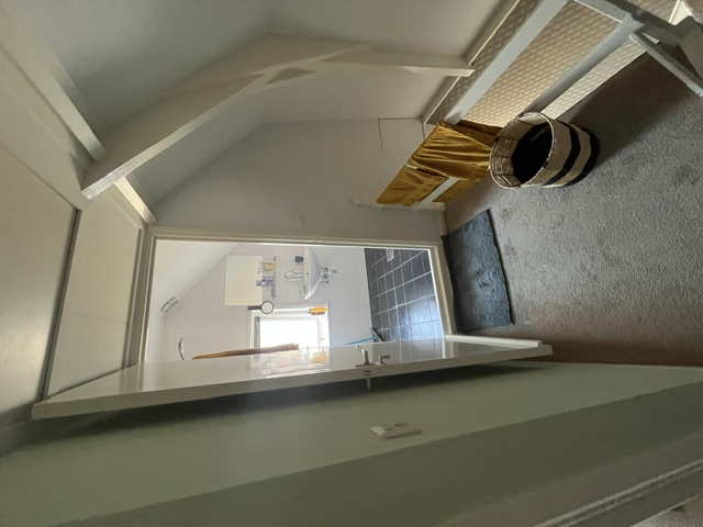 Verbouwde zolder met badkamer en timmerwerk