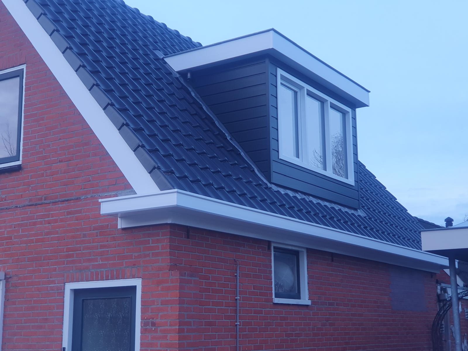 Dakkapel geplaatst op een pannendak